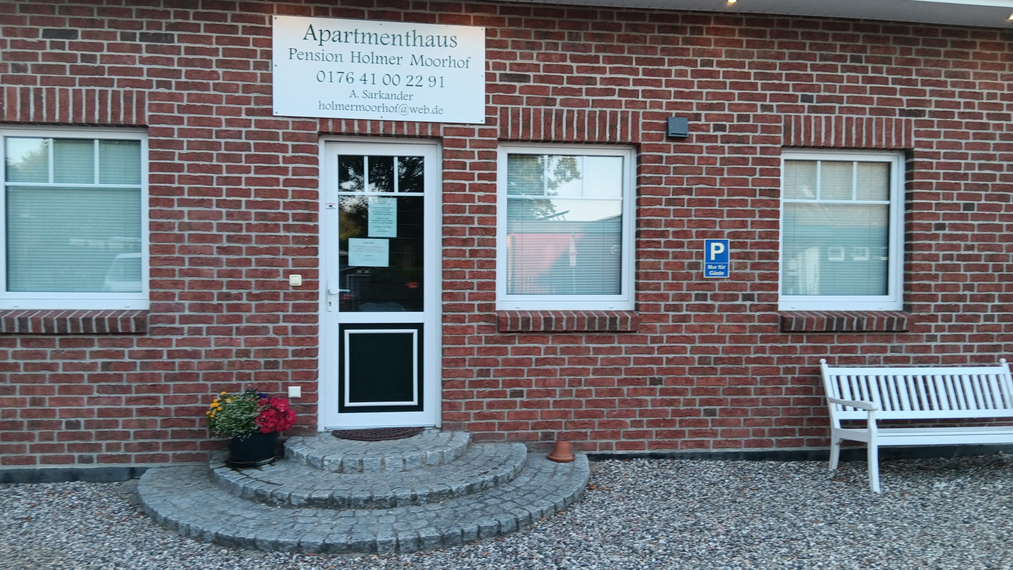 Die Pension Holmer Moorhof von der Straße aus gesehen