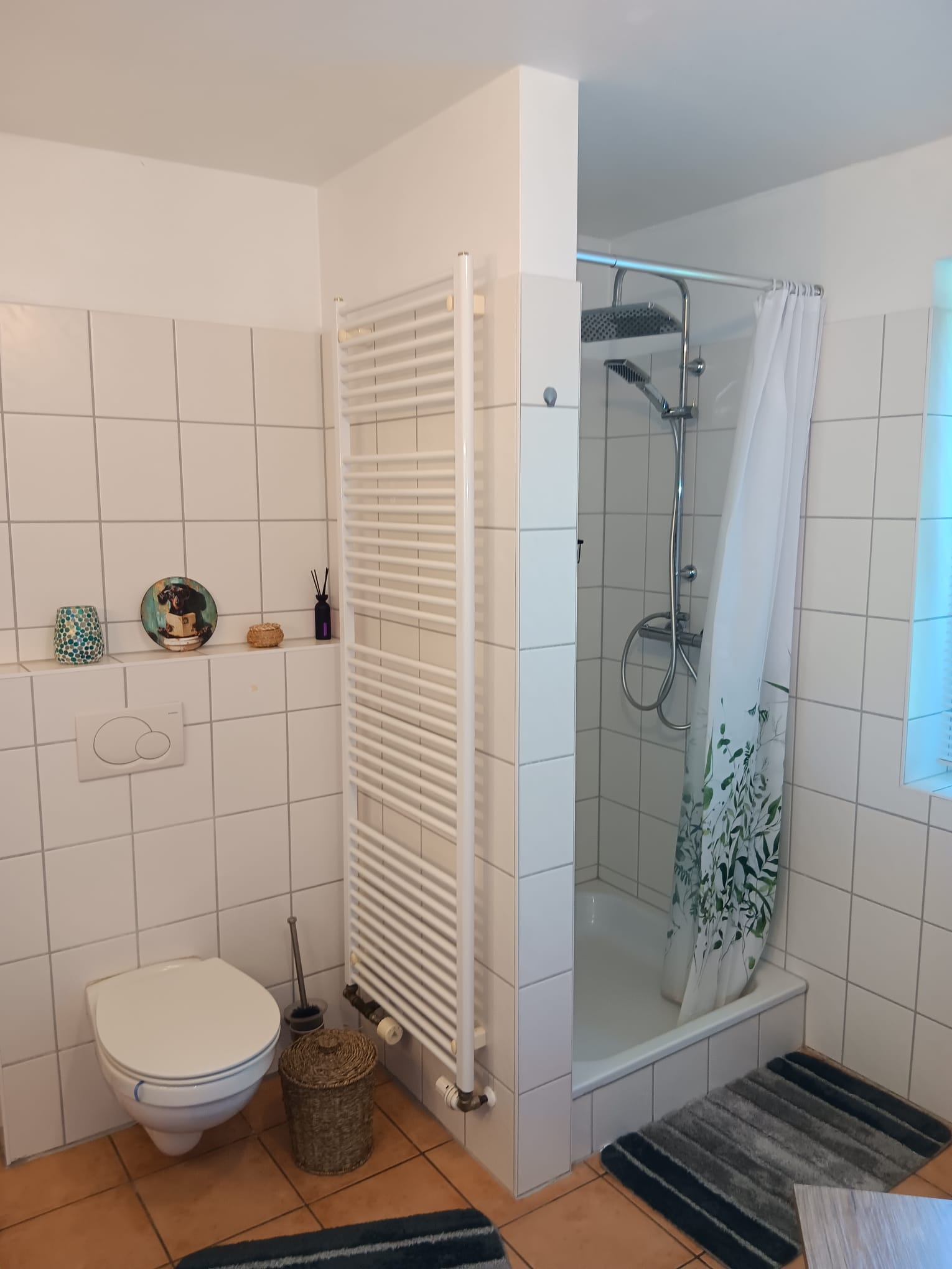 Vollbad mit Dusche und Badewanne